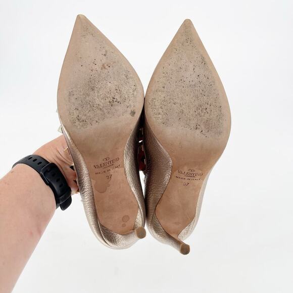 Valentino Garavani Metallic Gold Pebbled Leather Rockstud Pointed Toe Pump EU 37 - Picture 10 of 11